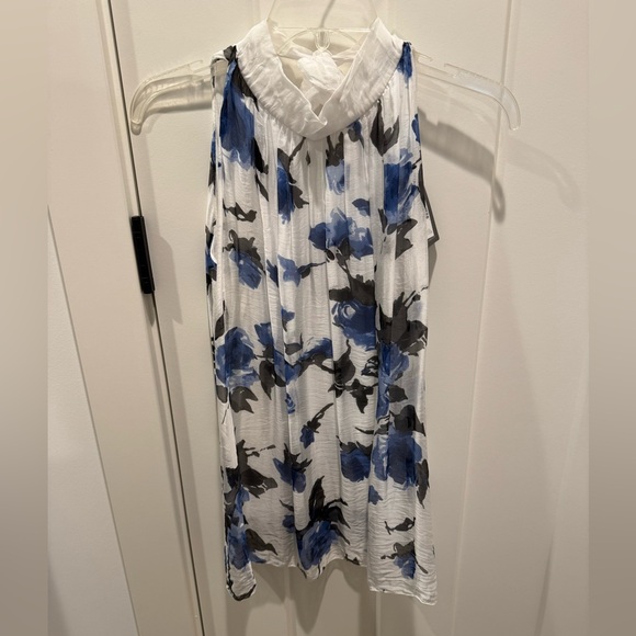 Beautiful white, blue and gray floral sleeveless blouse. M brand. NWT - Picture 1 of 7